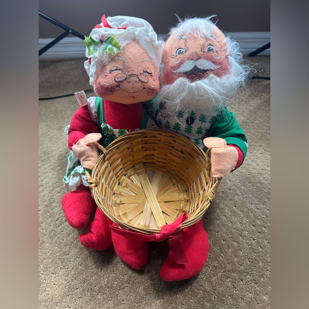 Annalee 1987 Mrs & Mr. Santa sitting style
